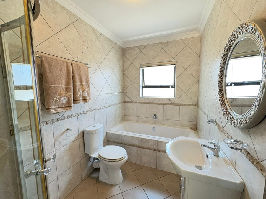 To Let 4 Bedroom Property for Rent in Uitzicht Western Cape